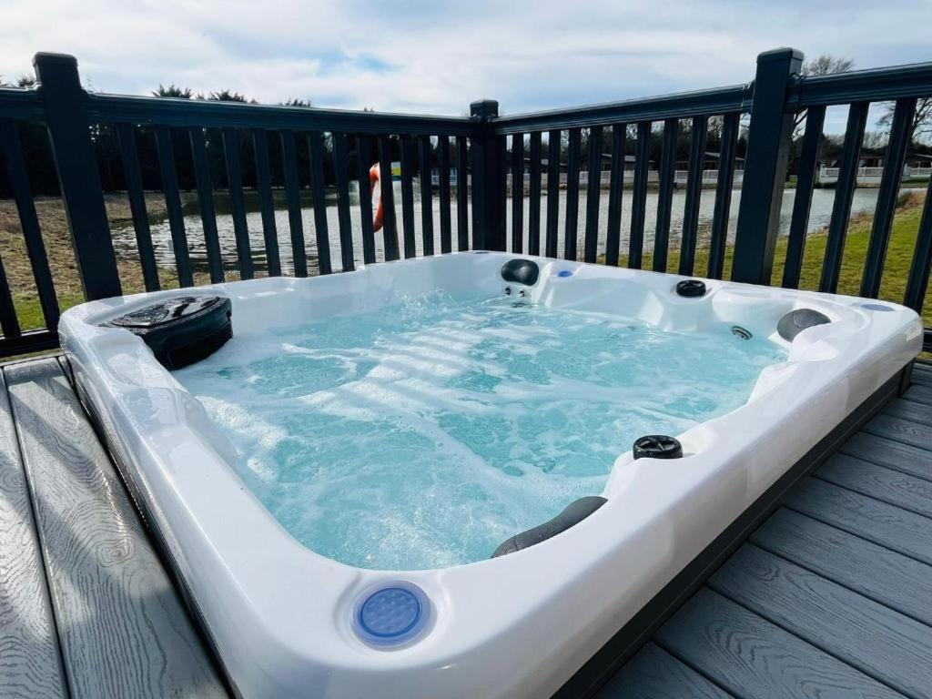 Lilac Lodge With Hot Tub York Exterior photo