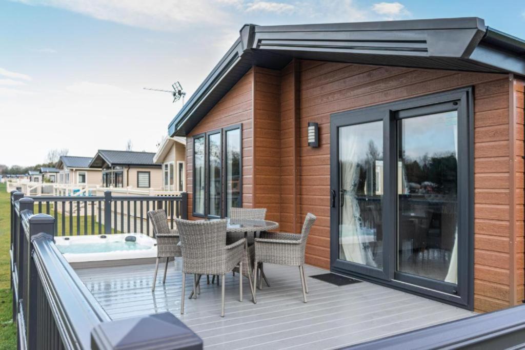 Lilac Lodge With Hot Tub York Exterior photo