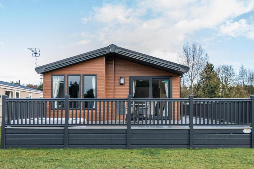 Lilac Lodge With Hot Tub York Exterior photo