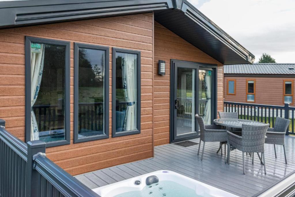 Lilac Lodge With Hot Tub York Exterior photo
